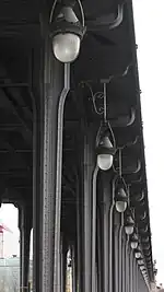 À gauche, vue générale en direction du 16e&nbsp;arrondissement ; au centre, sous le viaduc ; à droite, rangée de luminaires Art déco.