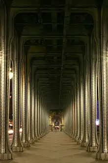 À gauche, vue générale en direction du 16e&nbsp;arrondissement ; au centre, sous le viaduc ; à droite, rangée de luminaires Art déco.