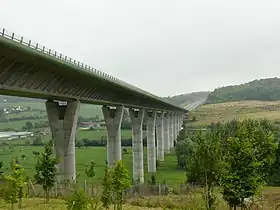 Le viaduc de la Bresle à Aumale, long de 755&nbsp;m et haut de 40&nbsp;m, construit en 2002-2004 en béton précontraint et conçu par Michel Placidi et Charles Lavigne.
