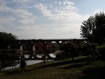 Le lac à proximité du viaduc des Coucuts.