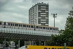 Le viaduc au-dessus de la rocade vu depuis la rue Vauquelin.