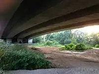 Viaduc bâti en prévision d'un ancien projet de liaison entre le canal Albert et le canal de l'Escaut au Rhin.