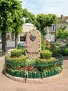 Le monument Georges Clemenceau sur le square Halbout, rue de Paris.