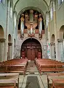 Intérieur avec vue sur l'orgue.