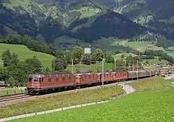 Double Re 10/10 près de Frutigen (ligne du Lötschberg).