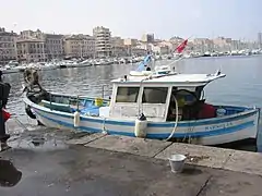 Pointu traditionnel du marché aux poissons du Vieux-Port de Marseille.