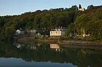 Le pavillon de musique de madame du Barry en haut de la colline.