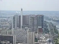 Vue de la cheminée dépassant les immeubles du Front de Seine, depuis la tour Eiffel.