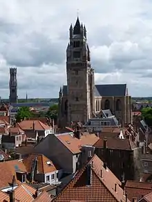 Vue au beffroi et la cathédrale de la tour.