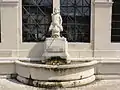 Fontaine sculptée.