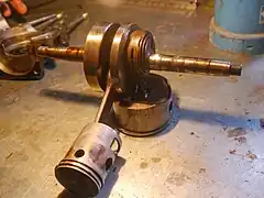 Un vilebrequin de Motobecane 99z avec son piston moteur et son contre piston.