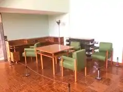 Mobilier du hall-salon.