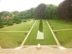 Le jardin et son bassin.