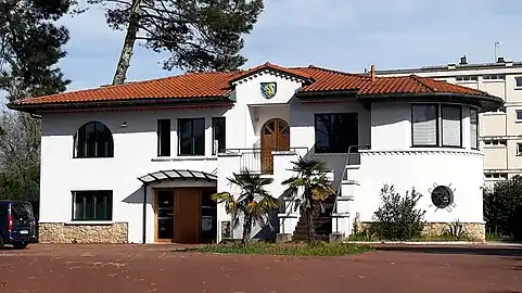 Villa Chantaco, 978, avenue du Colonel Kw Rozanoff, réquisitionnée par les allemands pendant la guerre. Elle est notamment occupée par les équipages des Junkers Ju 290 du Fernaufklärungsgruppe 5 de juin 1943 jusqu'à leur départ en août 1944. Il reste de leur passage des graffitis, qui ont été conservés au rez-de-chaussée.
