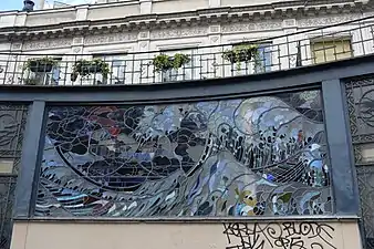 Au no&nbsp;2, un grand vitrail Art déco classé au patrimoine français.