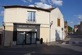 Vue de la devanture d'un magasin ; enseigne « boulanger - pâtissier ».