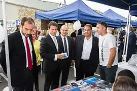 Un groupe de personne devant le stand d'une association