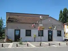 Vue d'un bâtiment de services publics : enseigne « agence postale ».