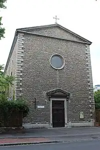 Vue de face de l'église.