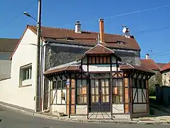 Ancien abri pour les voyageurs, par le car.