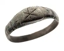 Bague en argent avec Chrisme trouvée dans un cimetière chrétien romain tardif à Tongres (Belgique), ive siècle, Musée gallo-romain de Tongres.