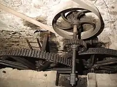 Dans la cave, de gros engrenages permettaient d'augmenter la vitesse de rotation.