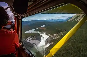 Les chutes et le cours supérieur de la Nahanni vus d'avion.