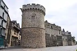 Porte et les remparts à sa droite.