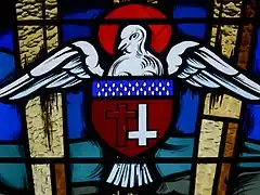 Vitrail avec le Saint Esprit et le blason paroissial de Gouttières.