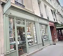 Vitrine de la Librairie Des femmes à Paris, en avril 2022