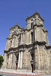 Façade de la collégiale de style Renaissance depuis le parvis.