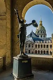 La statue Vive l'Empereur.