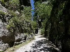 La voie sarde entre les deux grottes.