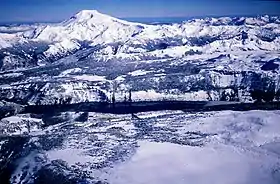 Vue hivernale du Callaqui et de la lagune El Barco.