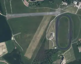 Vue aérienne de l'aérodromeet de l'hippodrome des Bruyères.