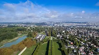 Vue aérienne de la terrasse avec l'avenue du château, vers le Nord.