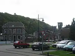 À droite, les deux tours d'extraction des puits no&nbsp;1 et no&nbsp;3. Au-dessus de la colline, on aperçoit le puits no&nbsp;4.