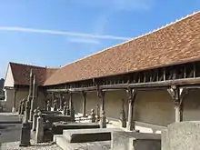 Vue de la galerie restaurée de l'aître de Brisgaret