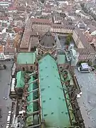 La rue (à gauche) et le Grand Séminaire, depuis la cathédrale.