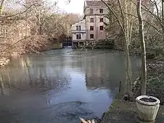 moulin d'Heutrégiville prise depuis le pont surplombant la Suippe