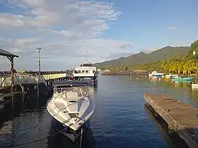 Vue du morne Pérelle et du morne Bel-Air depuis le port de Trois-Rivières.