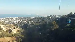 Télécabine de Oued Koriche, avec la baie d'Alger à l'arrière plan.