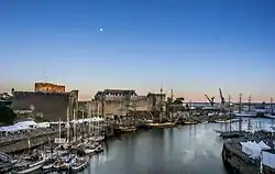 devant le château de Brest.