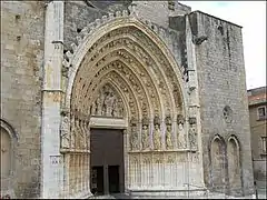 Vue sur le portail et le tympan de la Cathédrale.