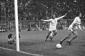 Johan Cruyff, à droite, vient de marquer face au Brésil.