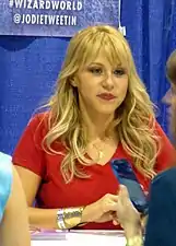 Jodie Sweetin dans le rôle de Stéphanie Tanner.