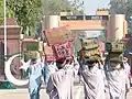 Des porteurs traversent la frontière en direction de l'Inde