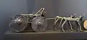 Modèle de chariot. Cuivre, traces d'argent, L. 21,5&nbsp;cm. Âge du cuivre, 4500 - 2200 av. notre ère. Centre-sud de l'Anatolie (Turquie).