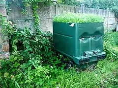 Ancienne berline réutilisée comme élément décoratif.