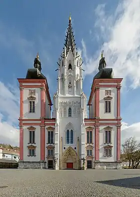 Vue générale de la basilique.